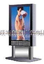 城市公共設(shè)施與廣告制作的融合創(chuàng)新 滾動(dòng)換畫(huà)廣告燈箱、閱報(bào)欄與路名牌